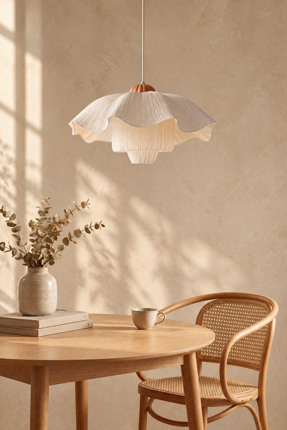 Suspension KALK en tissu crème au-dessus d'une table ronde en chêne