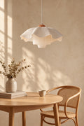 Suspension KALK en tissu crème au-dessus d'une table ronde en chêne