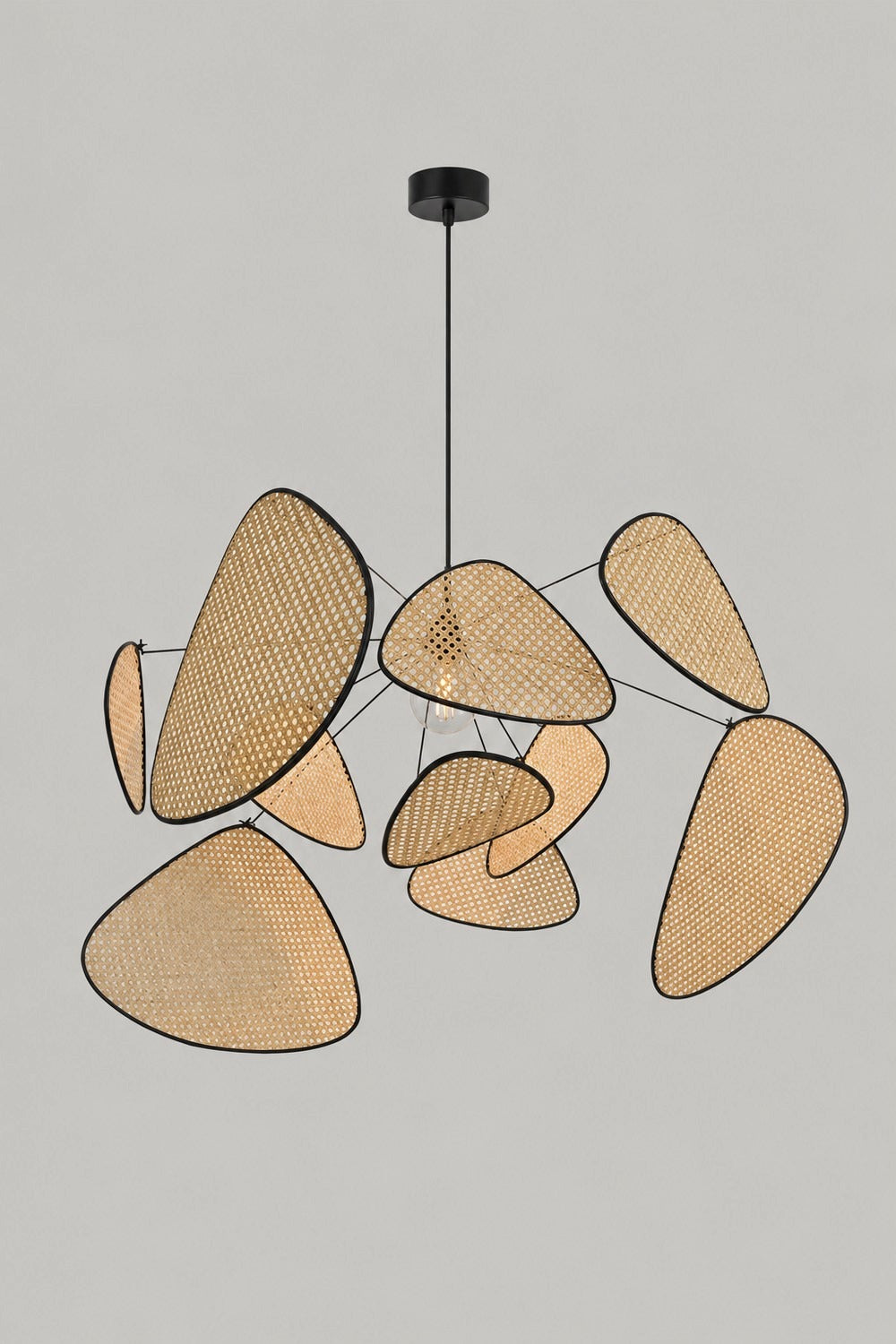 Suspension BLAD en rotin et métal noir sur fond gris