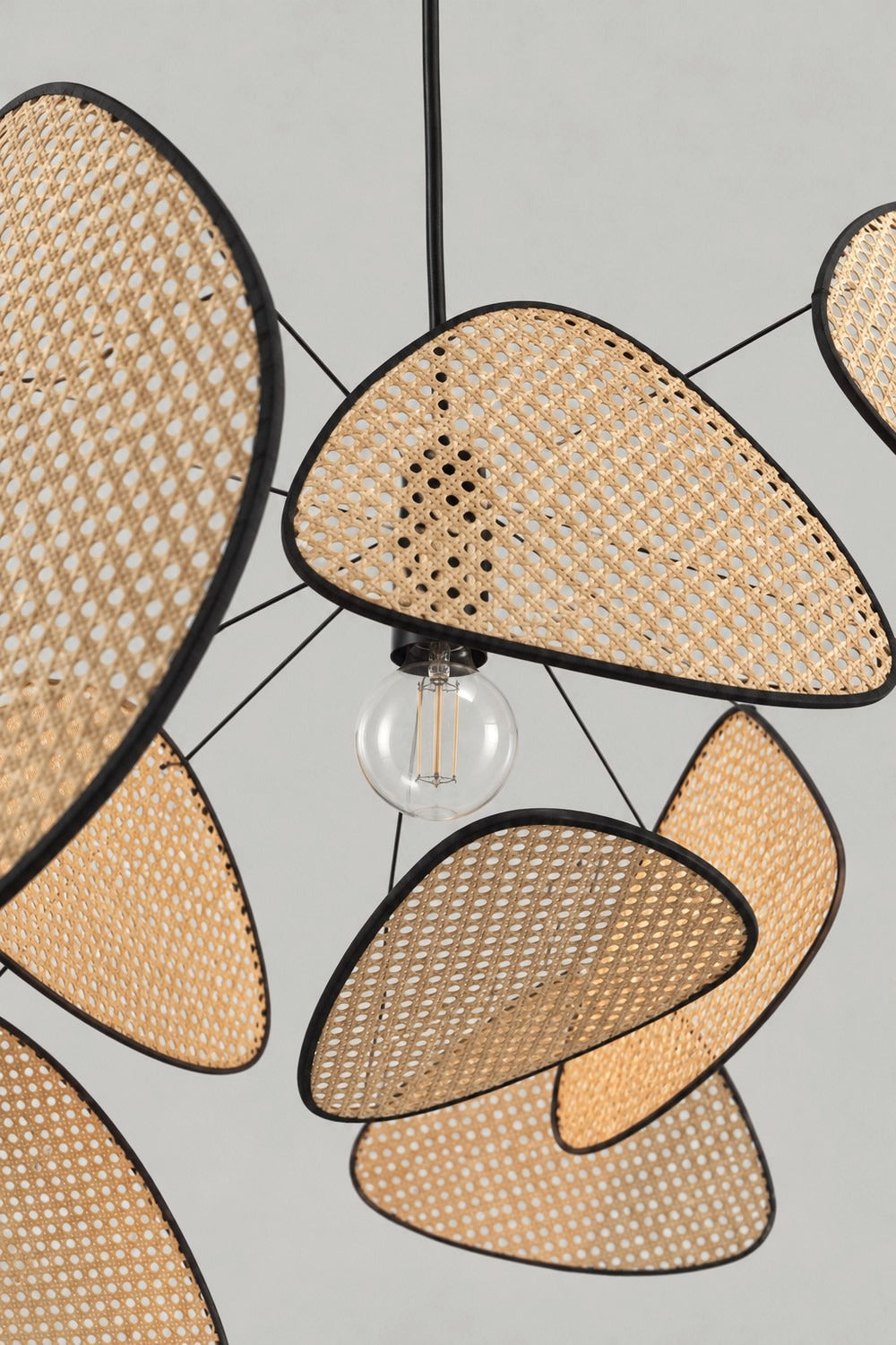 Détail des disques de rotin bordés de noir de la suspension BLAD