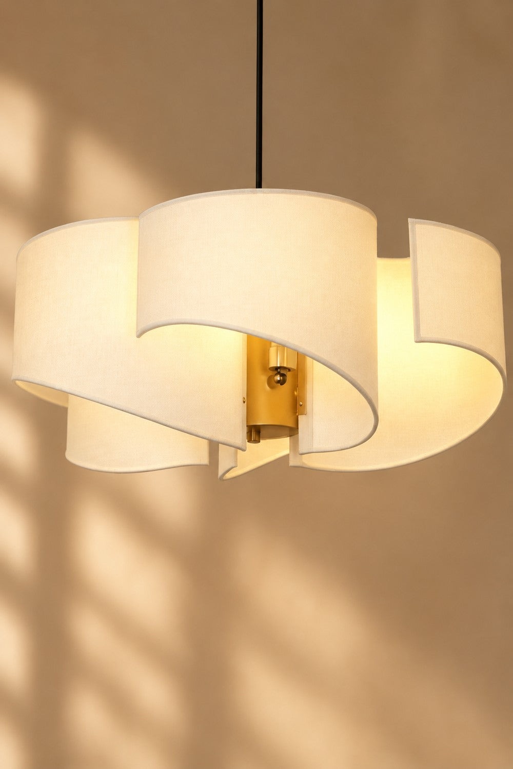 Suspension EBBE allumée, lumière chaude le long du tissu