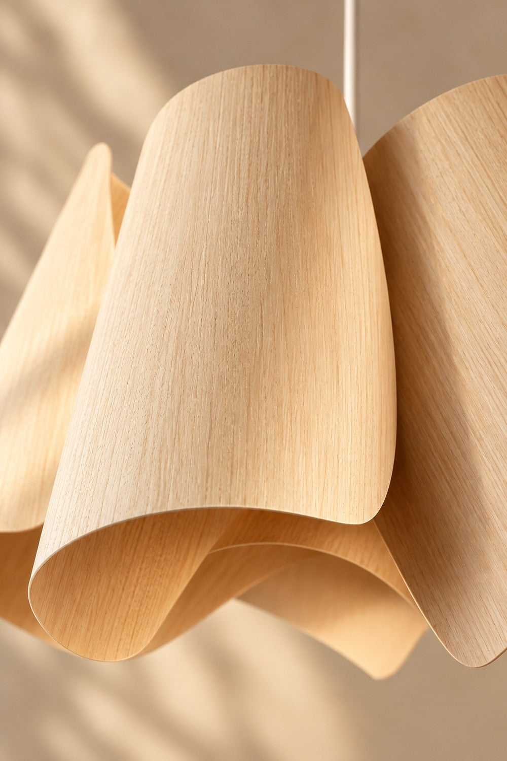 Gros plan sur le placage de bois ondulé de la suspension HAV