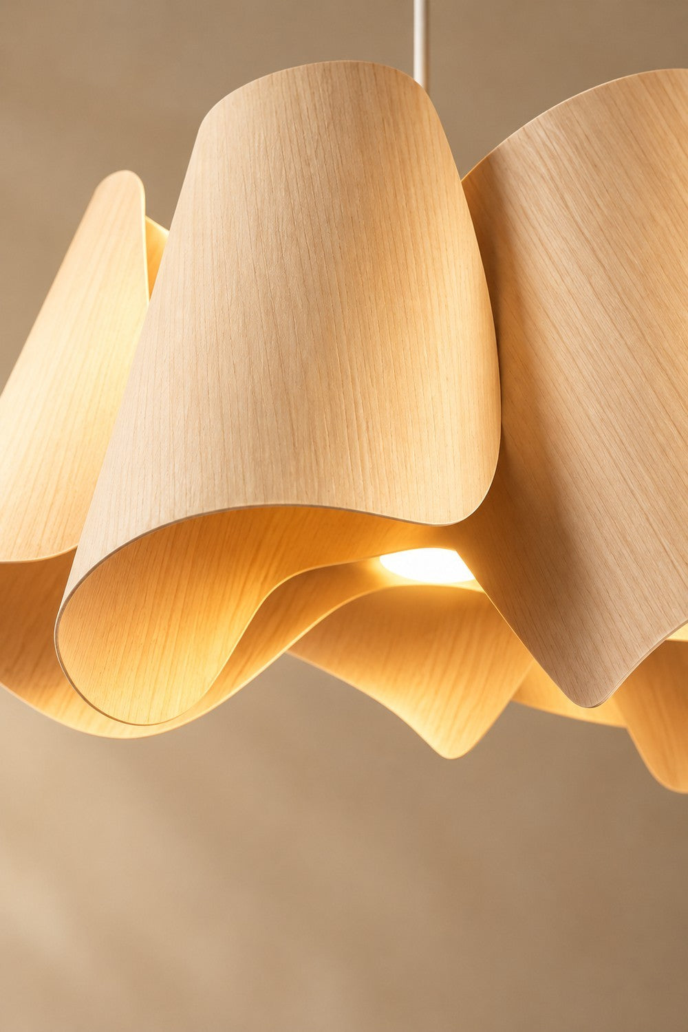 Suspension HAV allumée, lumière dorée à travers le bois