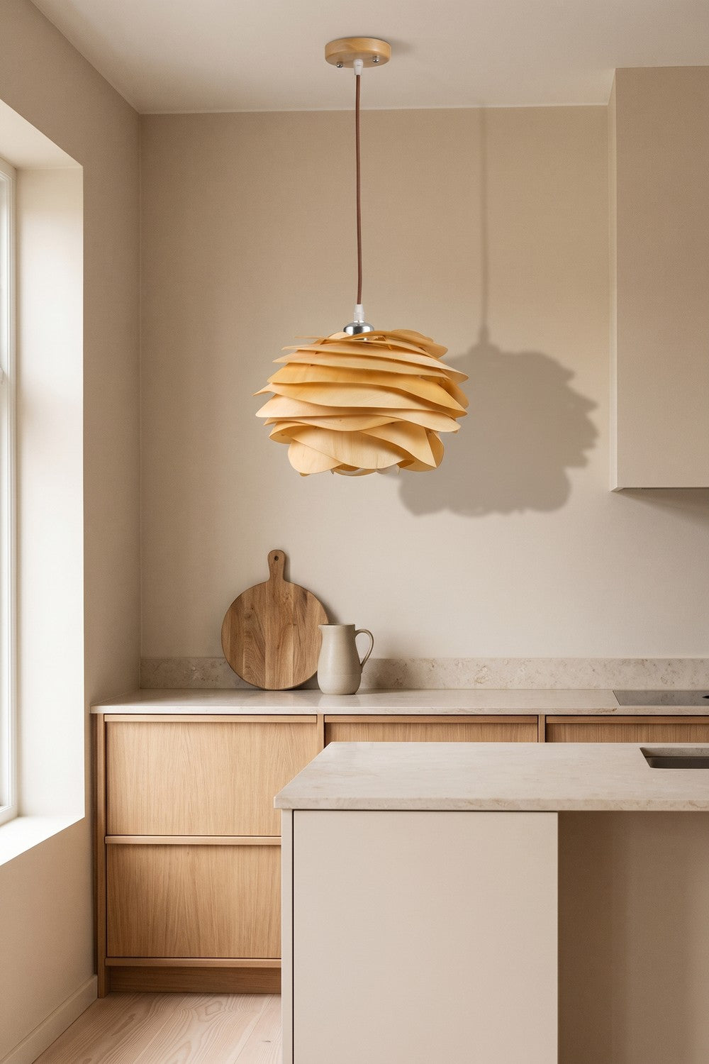 Suspension KOGLE en bois clair au-dessus d'un comptoir de cuisine