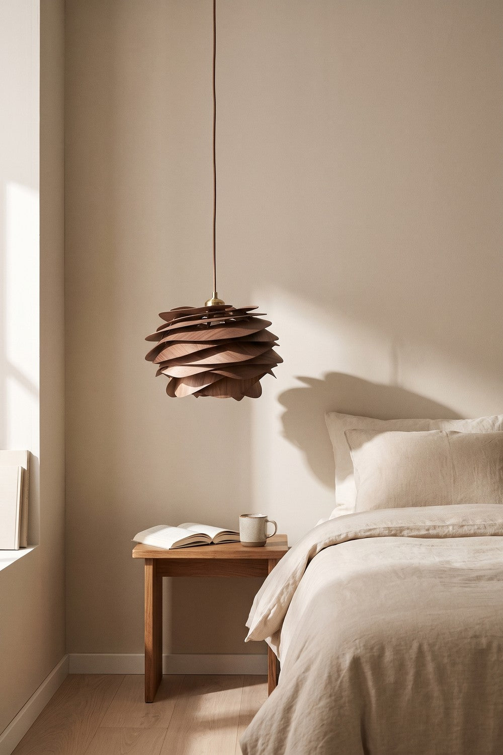 Suspension KOGLE en bois foncé à côté d'un lit