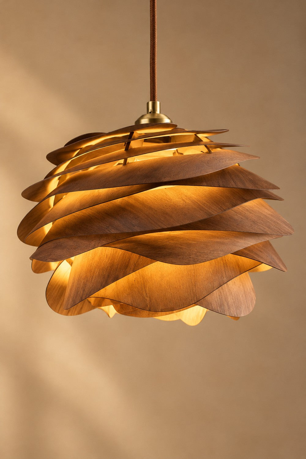 Suspension KOGLE en bois foncé allumée, reflets ambrés