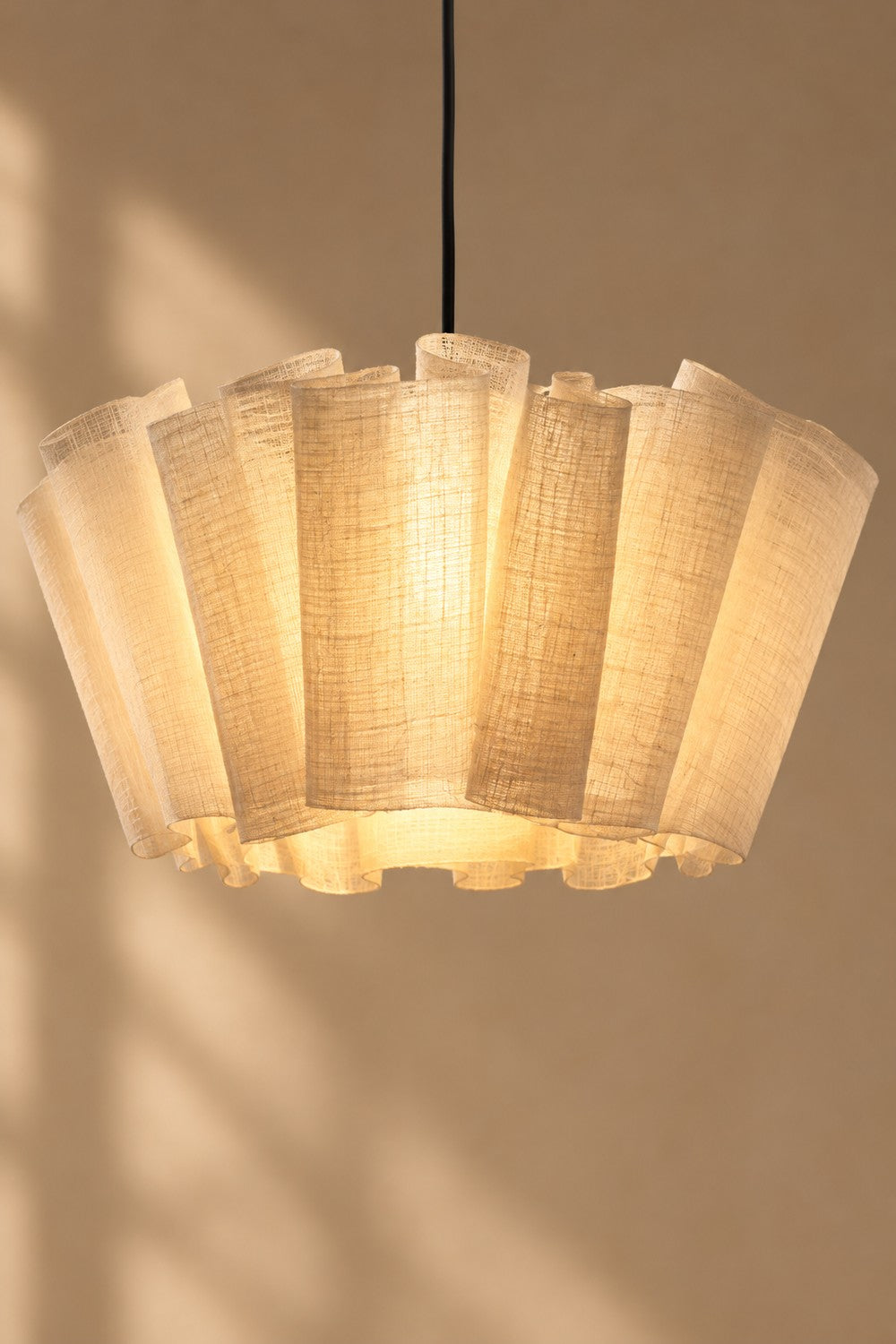 Suspension LER allumée, lumière chaude à travers le tissu
