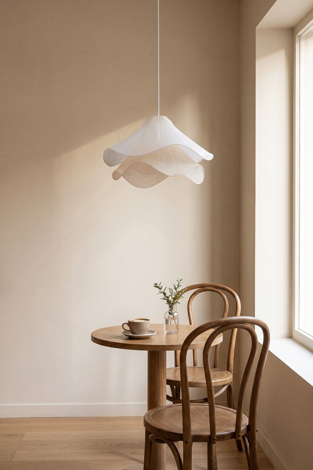 Suspension LYS en forme de fleur blanche au-dessus d'une petite table