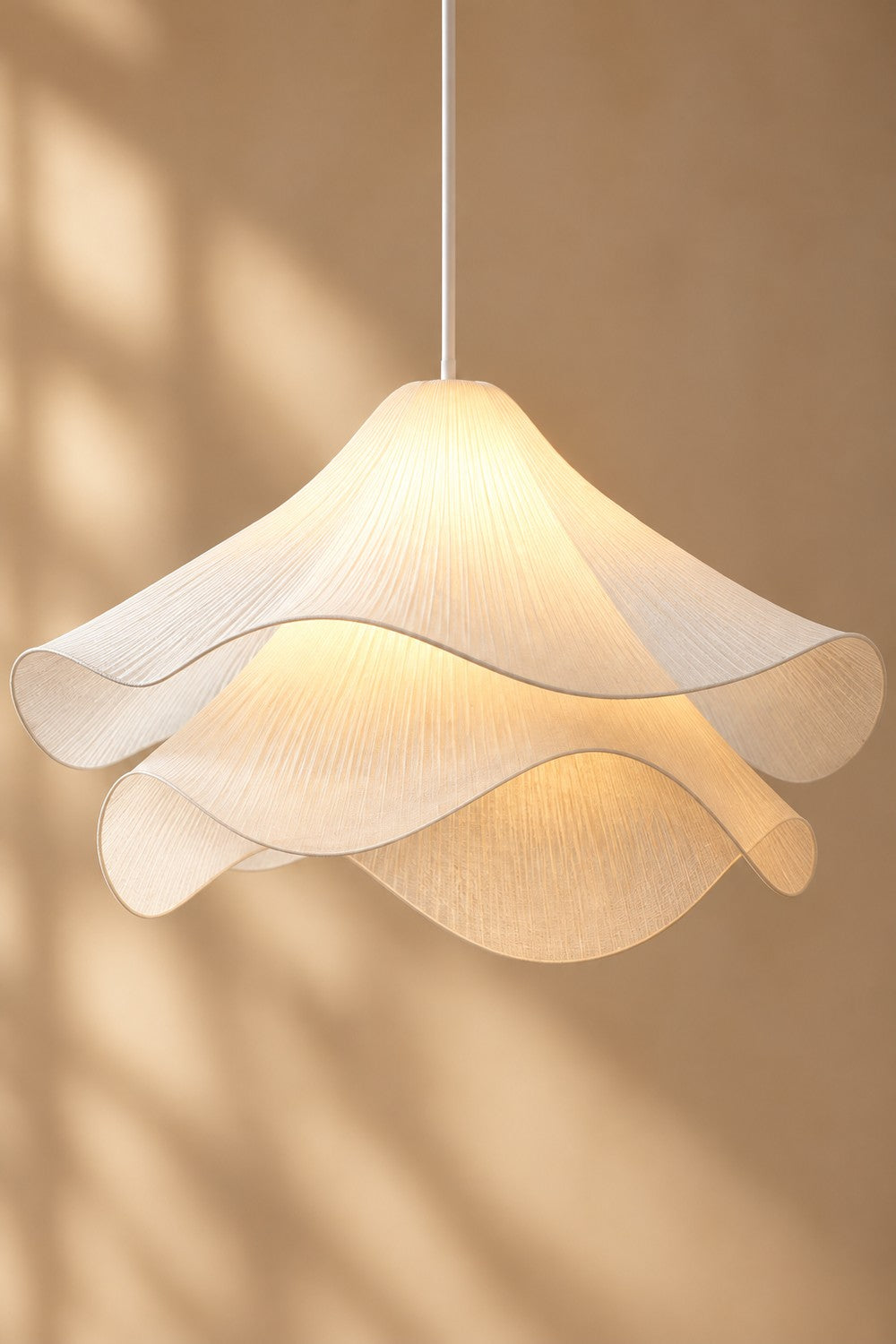 Suspension LYS allumée, lumière douce à travers les pétales