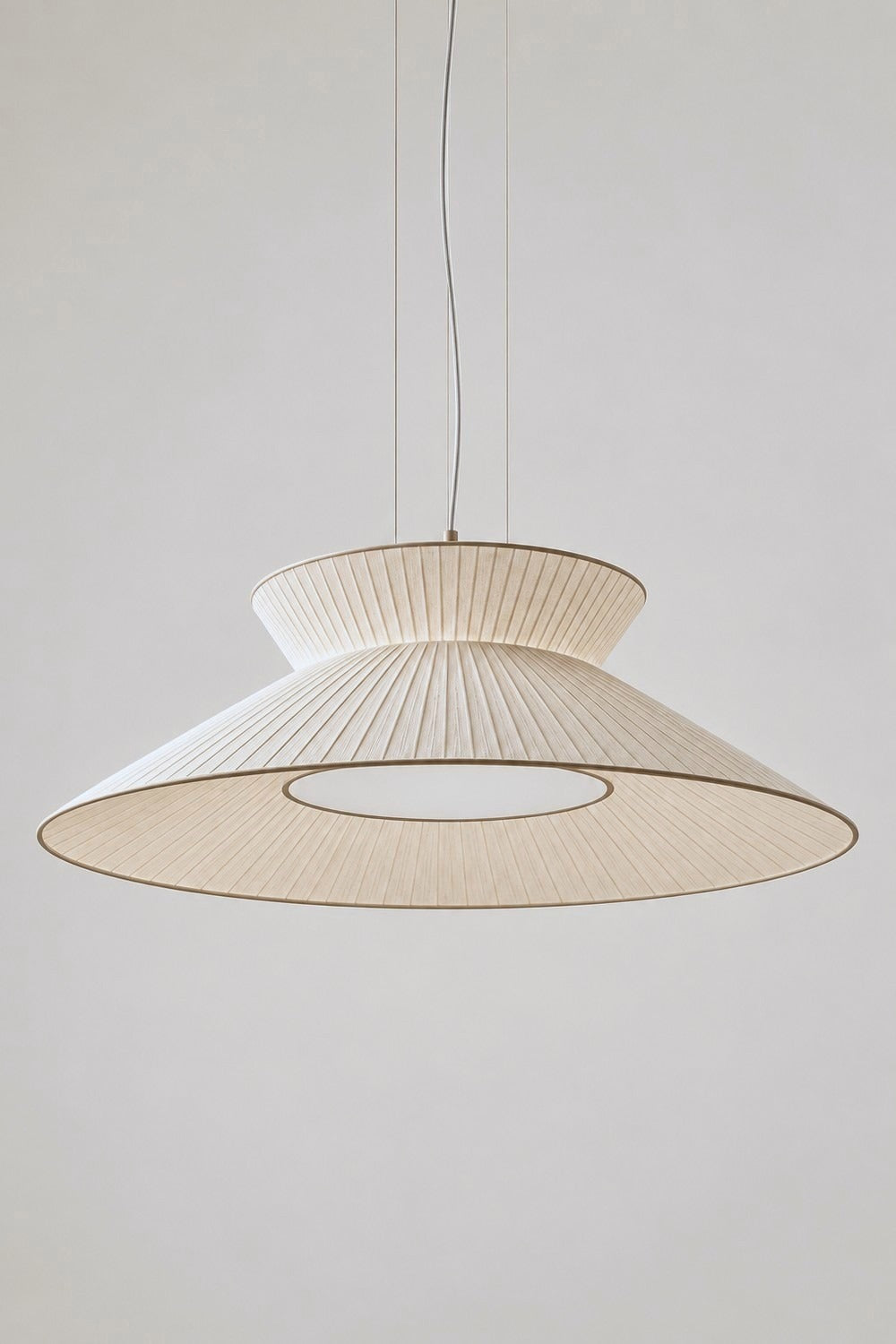 Suspension SAND en tissu plissé sur fond gris