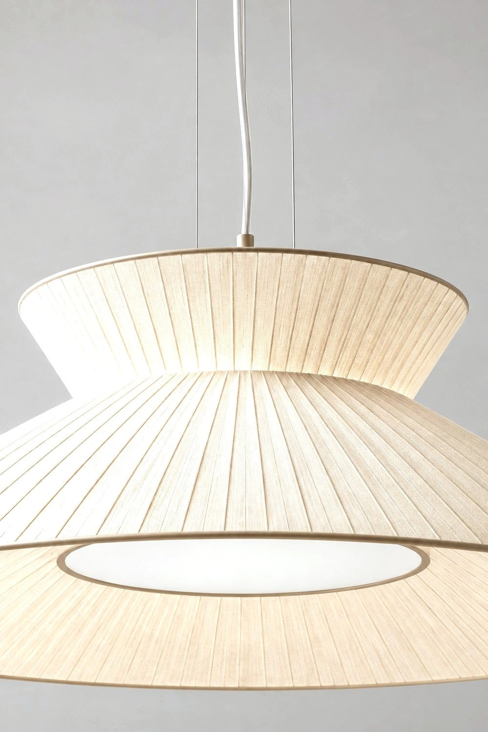 Détail des deux étages plissés de la suspension SAND