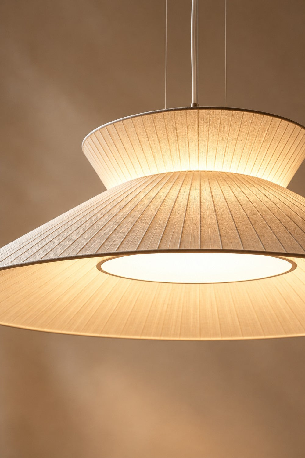 Suspension SAND allumée, lumière chaude à travers le tissu