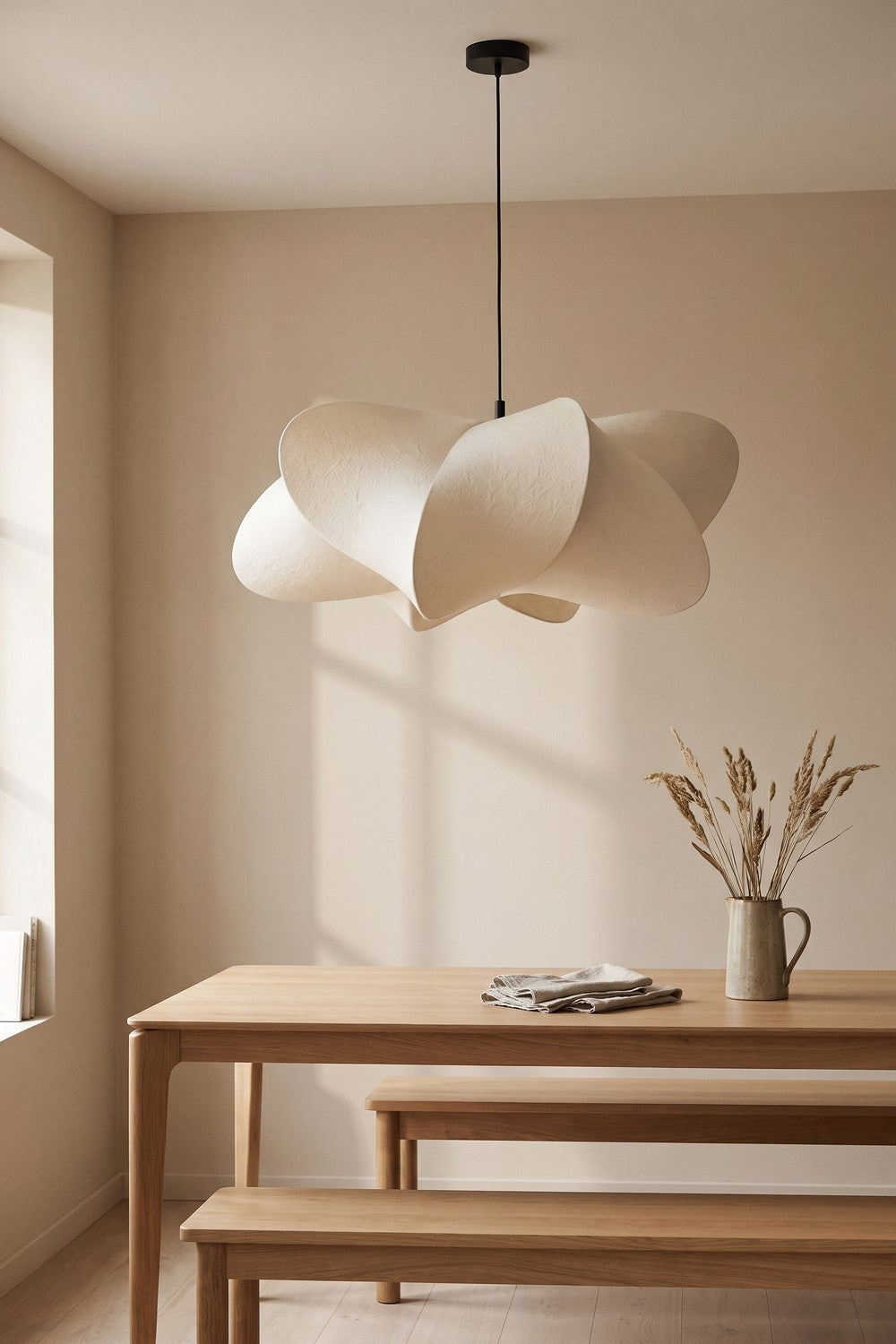 Suspension SILKE en soie crème au-dessus d'une table en chêne