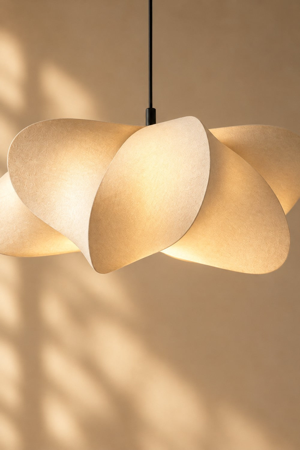 Suspension SILKE allumée, lumière douce à travers la soie