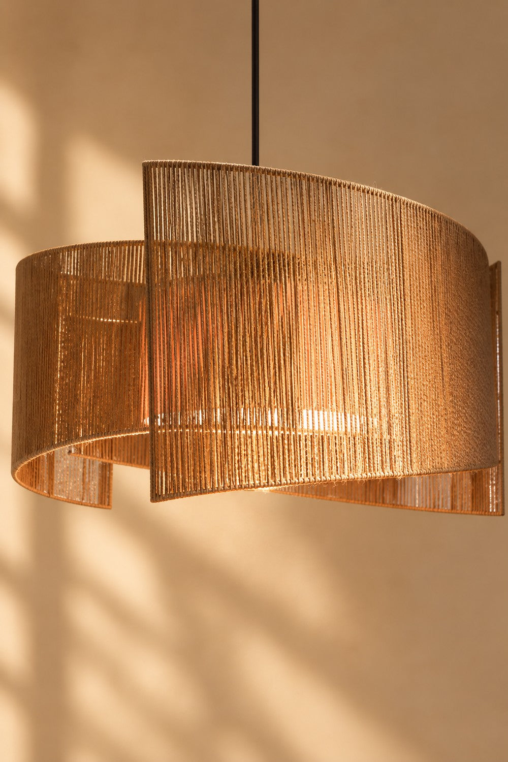 Suspension TOV allumée, lumière filtrée par la corde