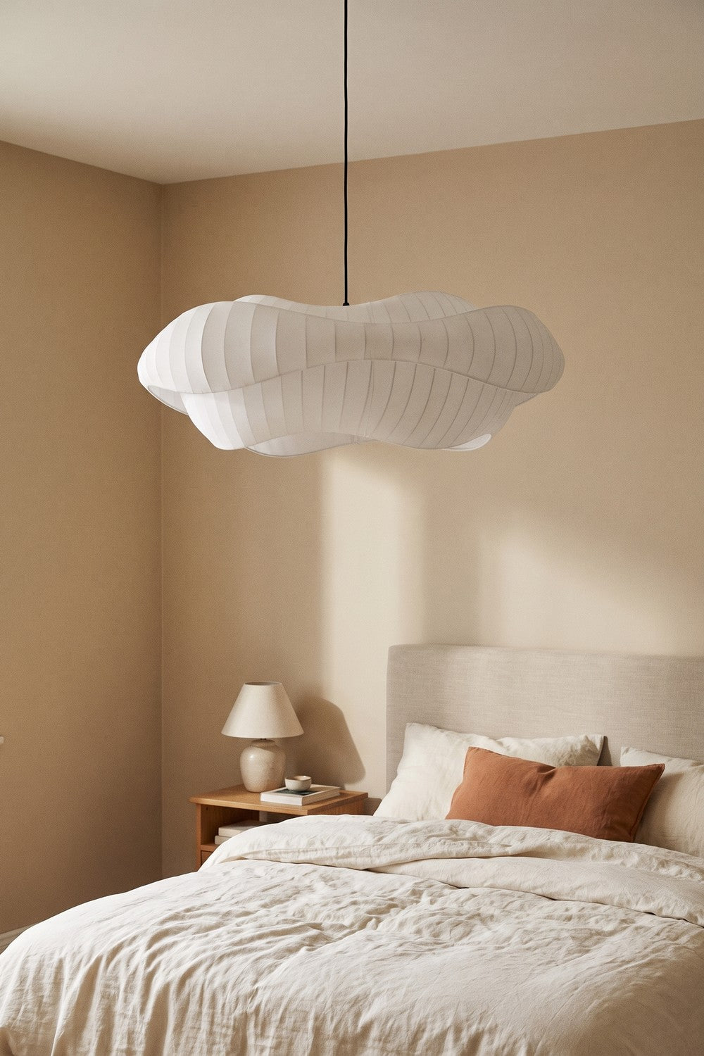 Suspension VINTER en tissu blanc dans une chambre