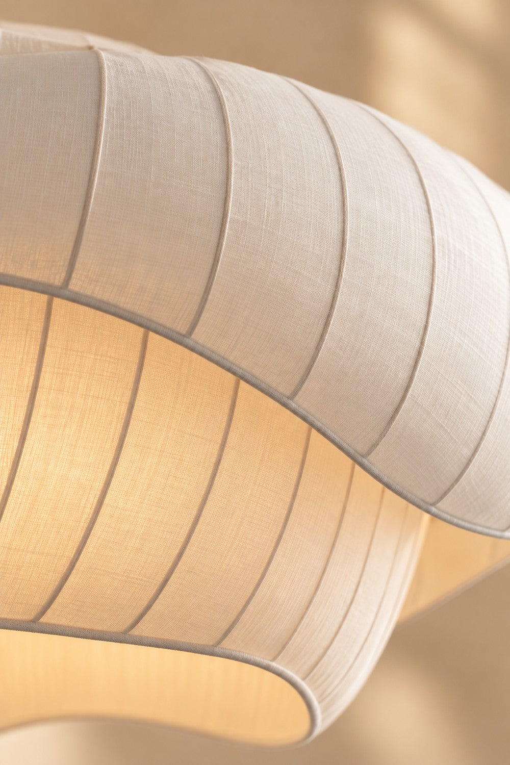 Gros plan sur les plis du tissu blanc de la suspension VINTER