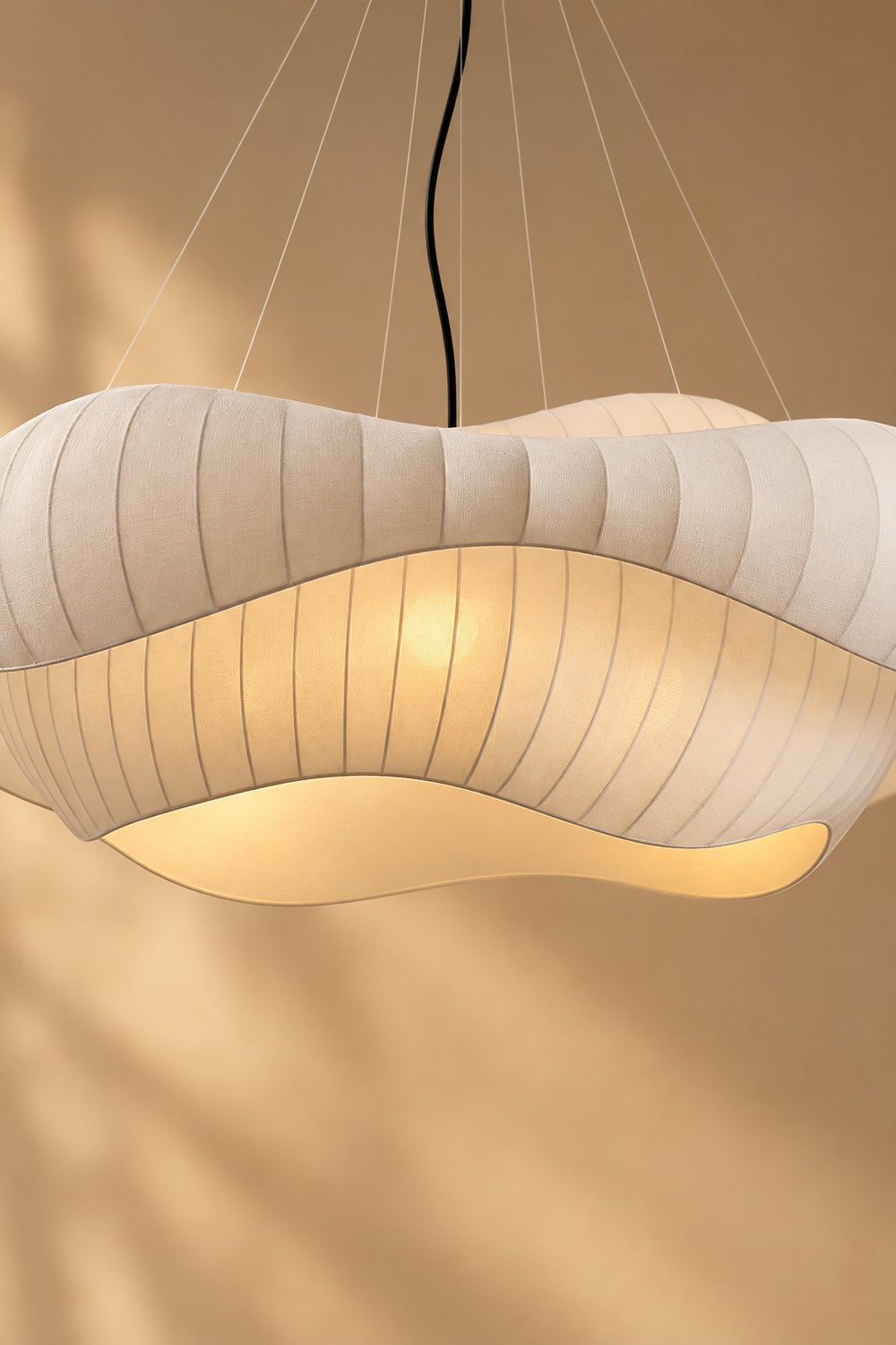 Suspension VINTER allumée, lumière douce à travers le tissu