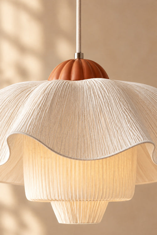 Détail du tissu crème et du pavillon terracotta de la suspension KALK